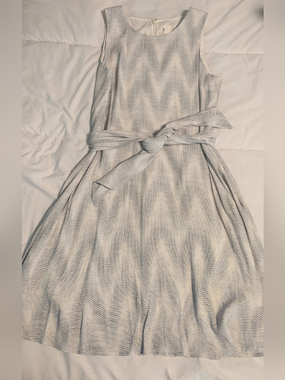 GAP Sleeveless Midi Dress in Light Gray Wave Print with Self Tie